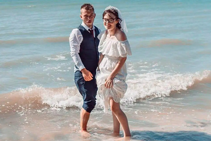 Джемма Малинс (справа)