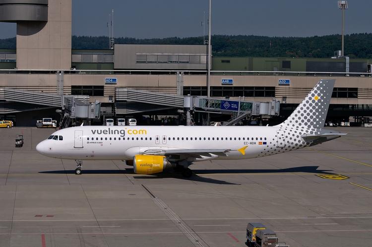 Vueling оставила 50 пассажиров из-за внезапной болезни двух стюардесс