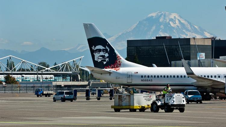 Alaska Airlines эвакуировала самолет после того, как у пассажира загорелся смартфон известной марки