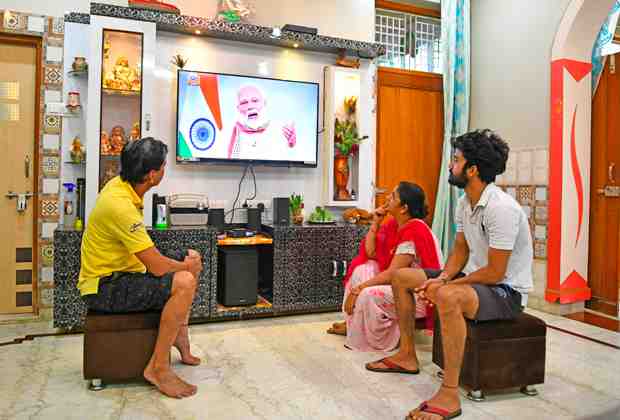 Семья из Беавара смотрит обращение Моди о продлении локдауна