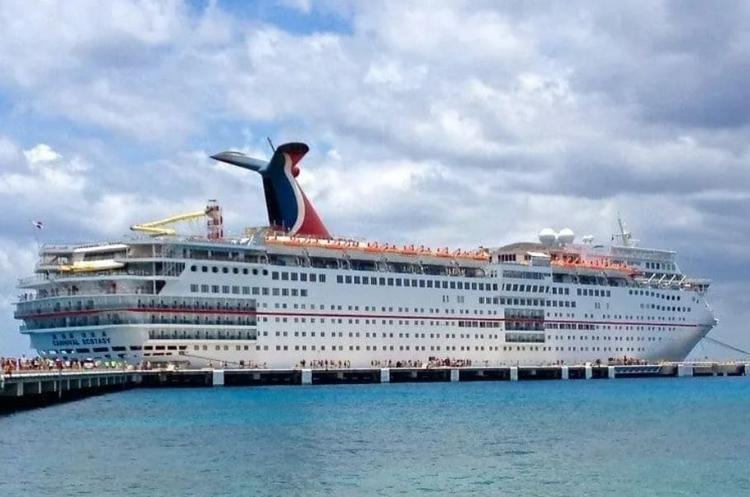 Cтарейший лайнер компании Carnival Cruise Line отправляется в последний круиз
