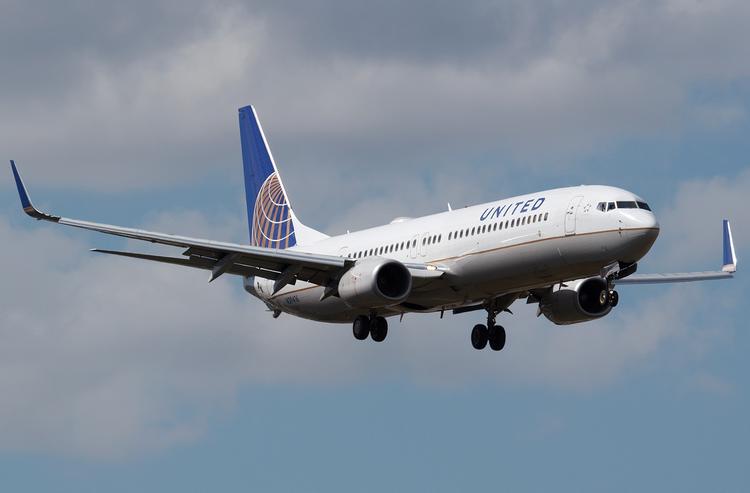 Boeing 737 был вынужден вернуться назад из-за незакрытого окна в кабине пилотов