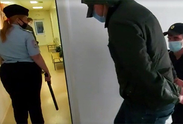 Александр Гусев (справа) после ареста