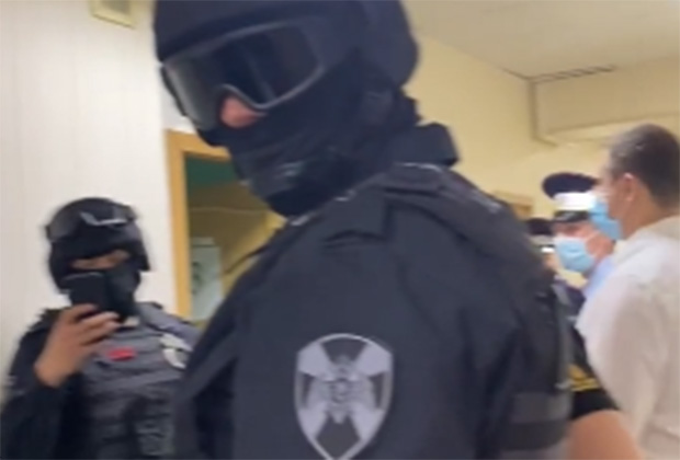 Бойцы ОМОН на задержании Руслана Белоконного