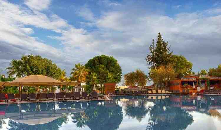 Турция снова откладывается. Когда российским туристам откроют полеты в Анталью?