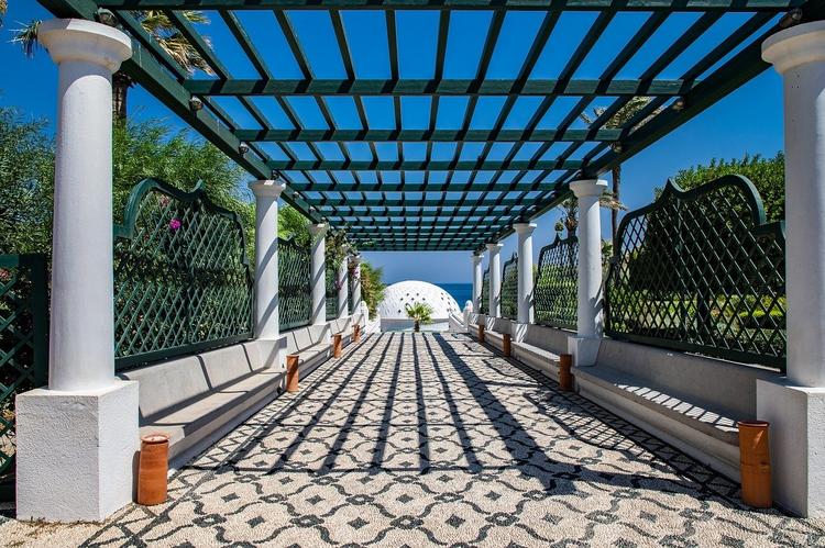 Греция ускоряет открытие границ и планирует принять туристов уже на следующей неделе