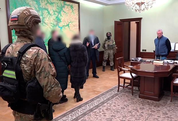 Губернатор Иван Белозерцев (справа) во время следственных действий