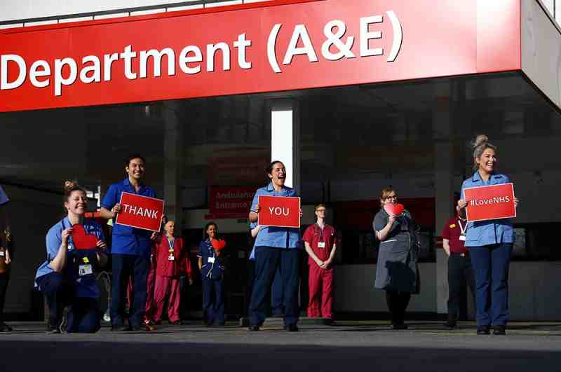 Персонал больницы Святого Томаса в Лондоне, Великобритания.