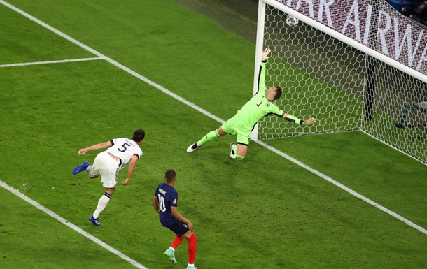 Франция обыграла Германию благодаря автоголу Хуммельса
