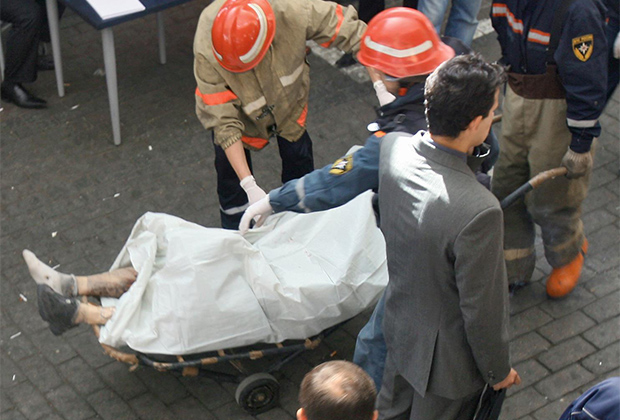 Сотрудники МЧС увозят тело погибшего при взрыве на Черкизовском рынке. 21 августа 2006 года