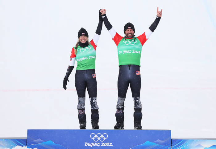 Линдси Джекобеллис и Ник Баумгартнер празднуют победу