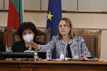 Ива Митева (справа)