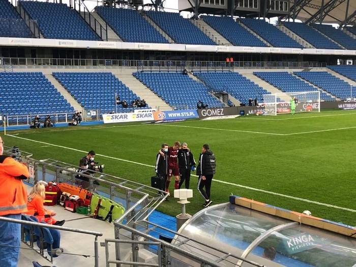 Артем Шабанов покидает поле