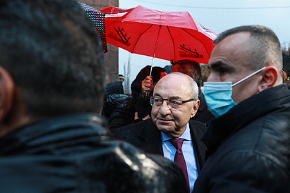  Вазген Манукян (в центре)