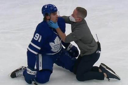 Джон Таварес (слева)