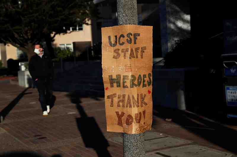 Благодарность медицинскому персоналу в кампусе Калифорнийского университета в Сан-Франциско, США.