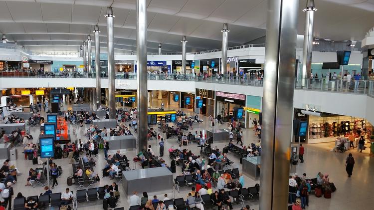 Аэропорт Хитроу решил раздать по соседним районам «лишние» дефибрилляторы