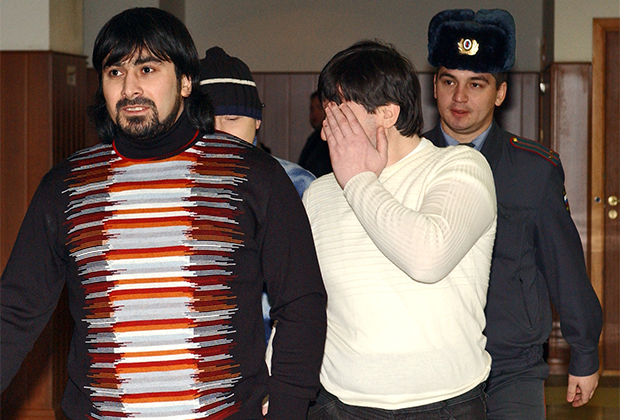 Подсудимые по «делу Хлебникова» Казбек Дукузов, Муса Вахаев (слева направо на первом плане) и Фаиль Садретдинов (на втором плане слева) в здании Мосгорсуда