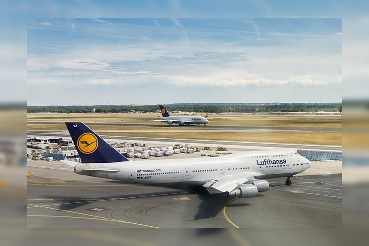 Boeing 747 авиакомпании Lufthansa дважды за день отклонился от курса