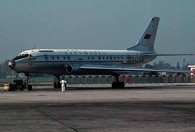 Самолет Ту-104
