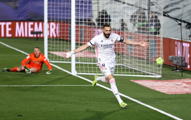 Реал обыграл Барселону и вышел в лидеры Примеры