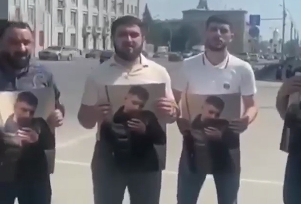 Кадр с акции в Новосибирске в память Векила Абдуллаева