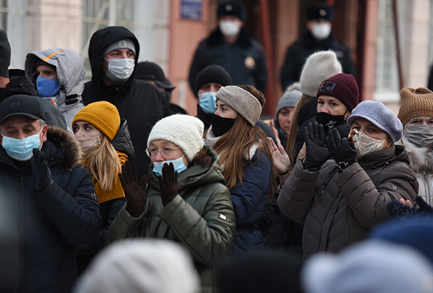Жители Томска собрались возле Кировского районного суда, где избирают меру пресечения мэру Ивану Кляйну, подозреваемому в превышении должностных полномочий. Мэра Томска Ивана Кляйна задержали 13 ноября во время селекторного совещания в здании городской администрации.  