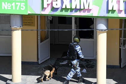 Сотрудник правоохранительных органов у гимназии №175 в Казани