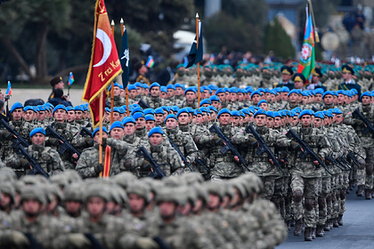 Военнослужащие турецкой армии на военном параде в Баку