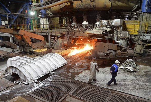 Рабочие в цехе доменной выплавки металла на ПАО «Магнитогорский металлургический комбинат» в Челябинске. 01.10.2018 года