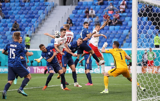 Польша уступила Словакии в матче с удалением и историческим автоголом