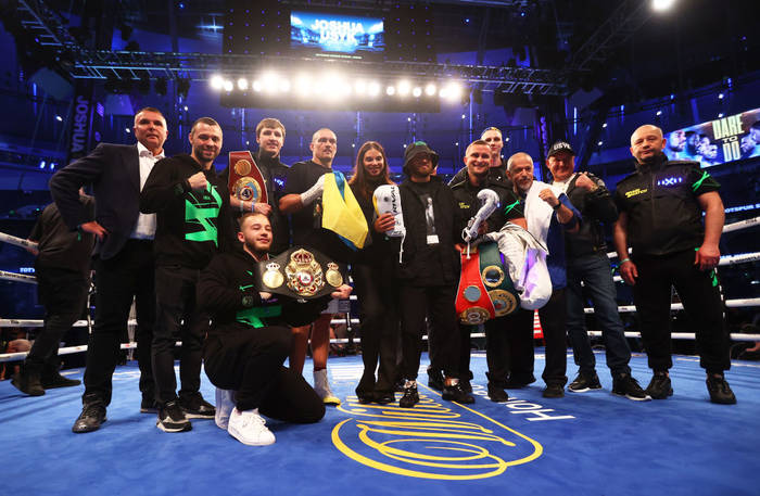 Александр Усик с командой после победы над Джошуа