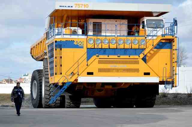 Самосвал «БелАЗ-75710» – самый большой в мире самосвал грузоподъёмностью 450 т. Сегодня белорусский завод, их производящий, процентов на 60 работает на российский рынок.