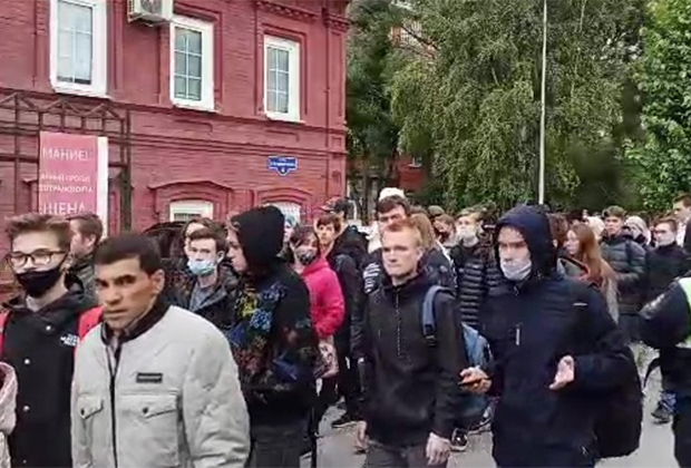 Студенты у здания Пермского госуниверситета